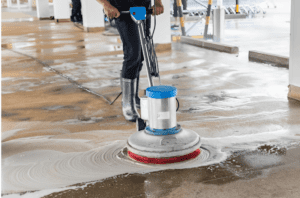 homem realizando limpeza pos-obra